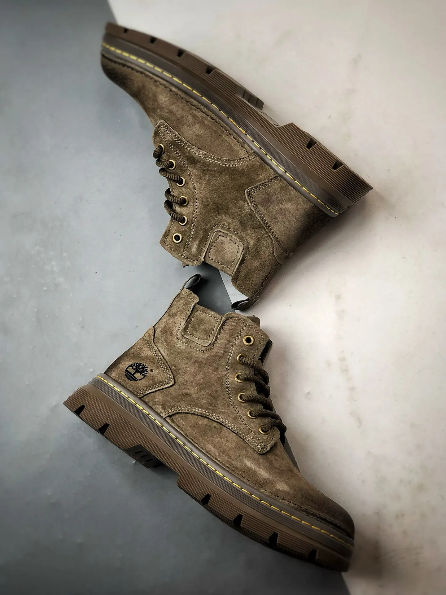 💰440 Timberland Timberland/Timberland 25 new autumn and winter new style classic outdoor casual rhubarb boots, Guangdong factory quality, original box and original packaging. The fabric is made of Italian 🇮🇹 top-grade frosted fine-grained cowhide with anti-odor and anti-corrosion genuine leather latex insoles to give you a perfect wearing experience. High-quality and durable, a must-have for sportsmen. Specially designed to treat those who are not handsome. High-quality and first-class foot feel. Item No.: TB99350 Size: 39 40 41 42 43 44 (standard code)